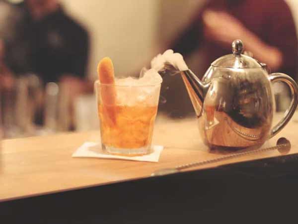 A molecular cocktail with Jasmine tea vapours created by dry ice during a molecular class